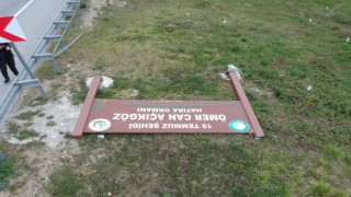 Sinop-Samsun karayolunda şehit ormanı tabelası yıkılmış durumda