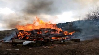 Sinopta 1 ev ve 1 ambar yanarak tamamen kül oldu