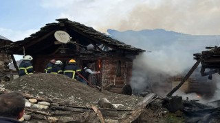 Sinopta 1 ev ve 3 ambar yandı