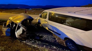 Sinopta trafik kazasında otomobil ikiye ayrıldı: 2 ölü, 2 yaralı
