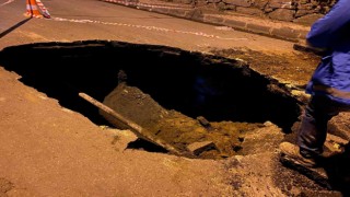 Şişlide yol çöktü, etrafı kanalizasyon kokusu sardı