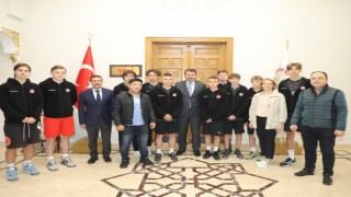 Sivassporda idman yapan Ukraynalı sporculardan Vali Ayhana ziyaret