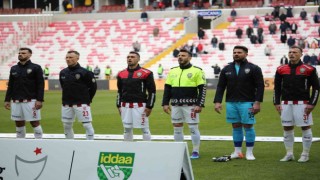 Sivassporlu futbolcular, sahaya polis üniforması ile çıktı
