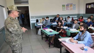 Siverekte Mehmetçik, ilkokul öğrencileri için kütüphane kurdu