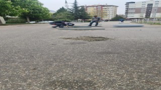 Sokağı ikiye bölen tel örgüler gece saatlerinde kimliği belirsiz kişilerce söküldü