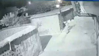 Sokaktaki yangın vanası çalındı