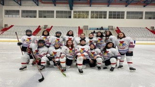 Spor AŞ Buz Hokeyi takımı Ankarada farklı kazandı
