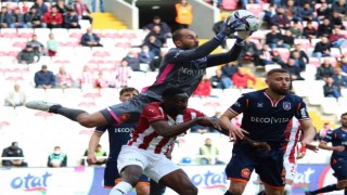 Spor Toto Süper Lig: Sivasspor: 0 - Medipol Başakşehir: 1 (İlk yarı)