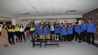 Sporcular kupa ve madalyaları ile başkan Şahineri ziyaret etti