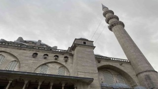 Süleymaniye Camiinin şerefesinden parça koptu