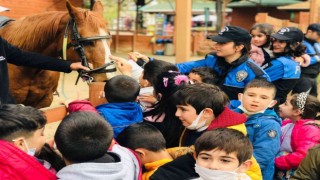 Sultanbeylide polis ekiplerinden çocuklara 23 Nisan sürprizi