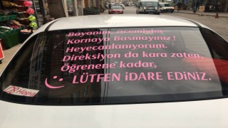 Sürücü adayı eşi için arabasının arkasına yazdığı yazı görenleri güldürüyor
