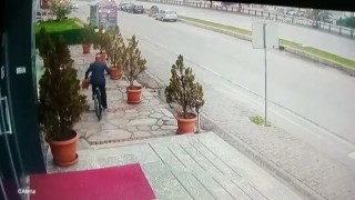 Takım elbiseli şahsın 7 bin TLlik bisikleti çalma anı kamerada