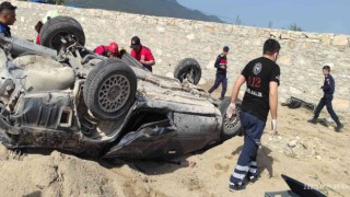 Takla atan otomobilin sürücüsü sıkışarak can verdi