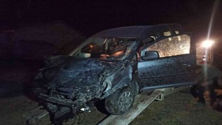 Takla atıp tarım arazisine devrilen aracın sürücüsü yaralandı