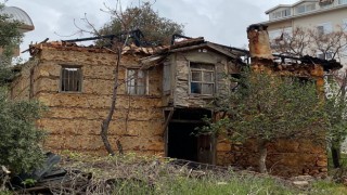 Tarihi kerpiç evi saran alevler geceyi aydınlattı
