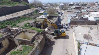 Tarihi Siverek Kalesinin eteğindeki kamulaştırılan binaların yıkımına başlandı