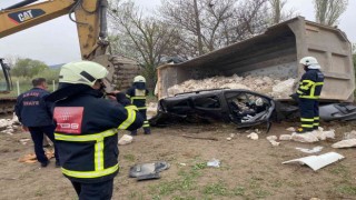 Taş yüklü kamyon çarpıştığı aracın üzerine devrildi: 1 ölü, 2 yaralı