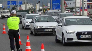 Tatil bölgelerinde trafik yoğunluğu başladı