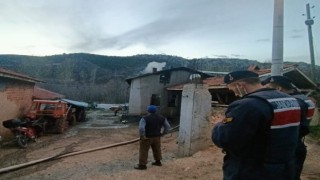 Tavşanlıdaki ev yangını korkuttu