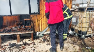 Telsizden geçen anonsu duyan gönüllü itfaiyeci aile barakada çıkan yangını söndürdü