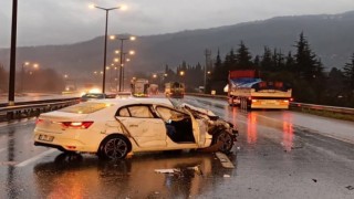 TEMde kontrolden çıkan otomobil tırla çarpıştı: 3 yaralı