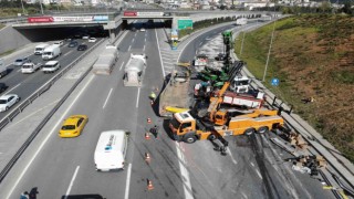 TEMde manevra yapan tır dorsesindeki iş makinesi yola düştü