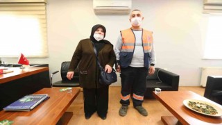 Temizlik işçisi, çöpte bulduğu altınları sahibine teslim etti