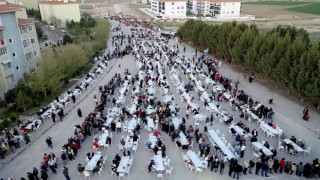Tepebaşında iftar bereketi sürüyor