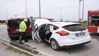 Ters şeritten çıkan araçla kafa kafaya çarpıştı: 1 yaralı
