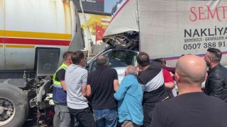 Tıra arkadan çarpan kamyonetin sürücüsünü vatandaşlar böyle kurtardı