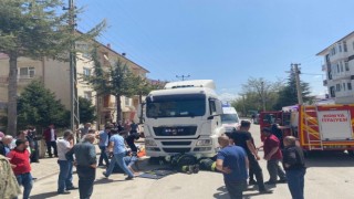 Tırın altında kalan bisiklet sürücüsü kaldırıldığı hastanede hayatını kaybetti