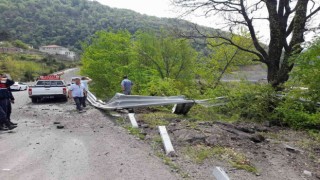 Tırın dorsesinden düşen kepçe ormanlık alana uçtu