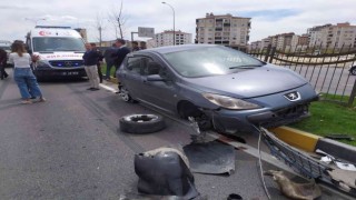 Tırın sıkıştırdığı otomobil orta refüje çıktı: 3ü çocuk 4 yaralı