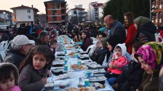 “Toplu iftarlar, çocuklarımızı eğitiyor”