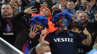 Trabzonsporlu taraftarlar tarihi şampiyonluk sevincini yaşamak için tribünleri doldurdu