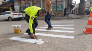Trafik polisleri kendi yaya çizgilerini kendi çizdi