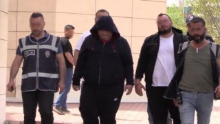 Trafikte makas atan magandalar kendilerini uyaran sürücünün aracına saldırdı