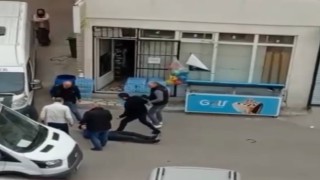 Trafikte yol verme kavgasında kan aktı.. Kafa atma anı kameralarda