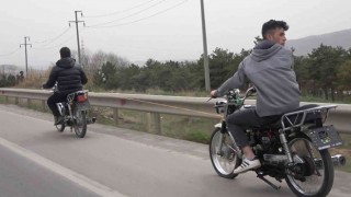 Trafikteki tehlikeli yolculuk görenleri şoke etti: Akan trafikte motosikleti halatla çekti