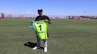 Tümör nedeniyle futbolu bıraktı, Muslera formasını kanser hastaları için satışa çıkarttı
