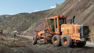 Tunceli-Erzincan kara yolunda heyelan meydana geldi, yol bir süre trafiğe kapandı