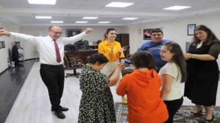 Turgutlu Belediye Başkanı Çetin Akın, özel çocuklarla dans etti