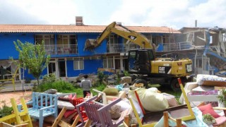 Turizm bölgesinde sit alanında bulunan otel belediye tarafından yıkıldı
