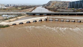 Türkiyenin en uzun nehri eriyen karlarla coştu