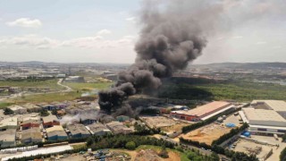 Tuzlada bir iş yerinde büyük çaplı yangın çıktı. Patlama sesinin de duyulduğu yangın nedeniyle bölgeye itfaiye ekipleri sevk edildi.