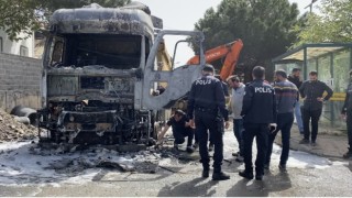 Tuzlada hafriyat kamyonu alev alev yandı
