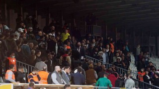 Tuzlaspor - Ümraniyespor maçında protokol tribünü karıştı