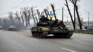 Ukraynada halk cepheden dönen tankları sevgiyle karşıladı