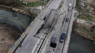Ukraynada havaya uçurulan köprülerde sivillerin zorlu yolculuğu